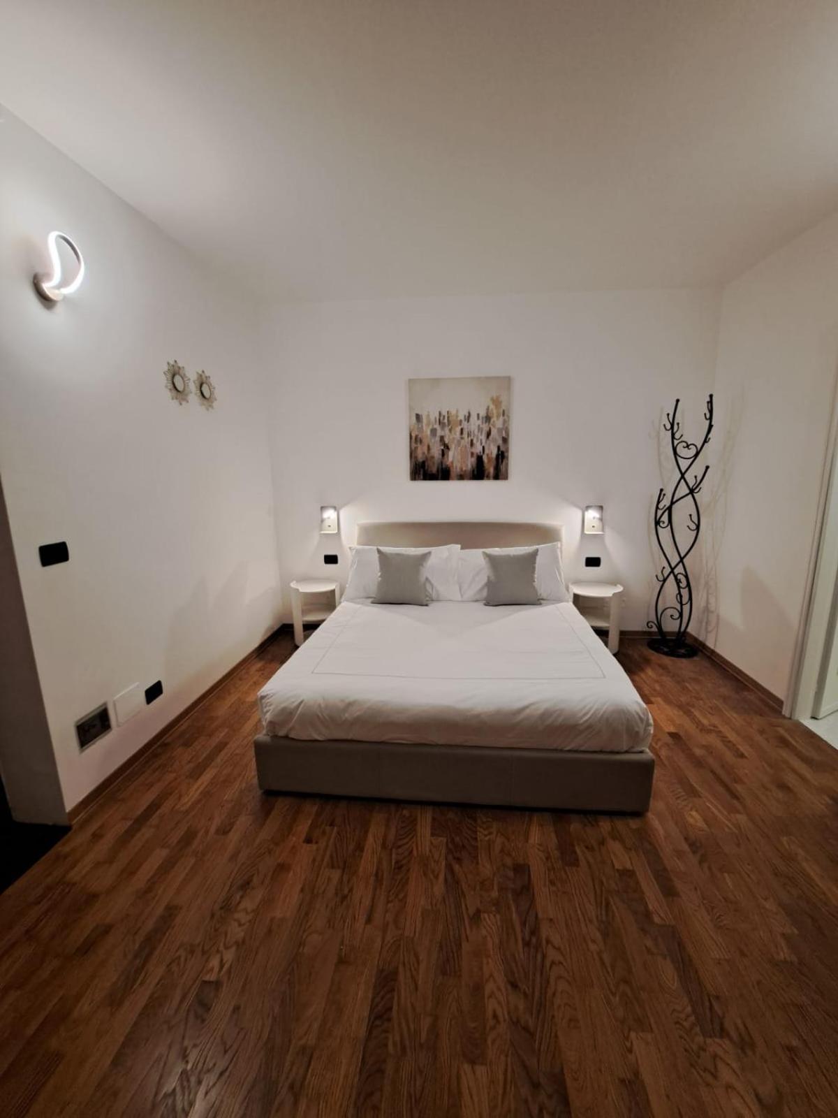 Palazzo Cusani Charming Rooms Vercelli Eksteriør billede